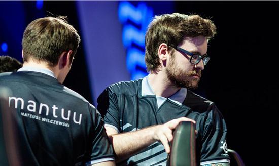 保险公司CEO枪击案嫌疑人曝光，游戏热爱者引发关注